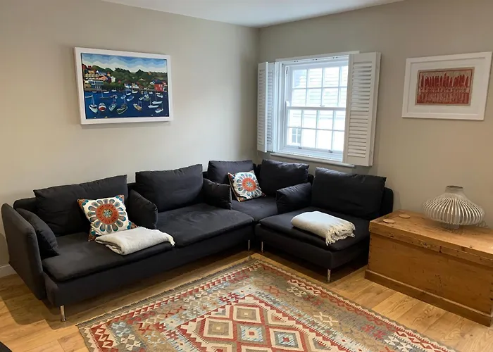 Lovely Flat, Balcony & Woodstove, Parking Close