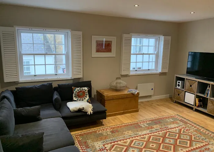 Lovely Flat, Balcony & Woodstove, Parking Close