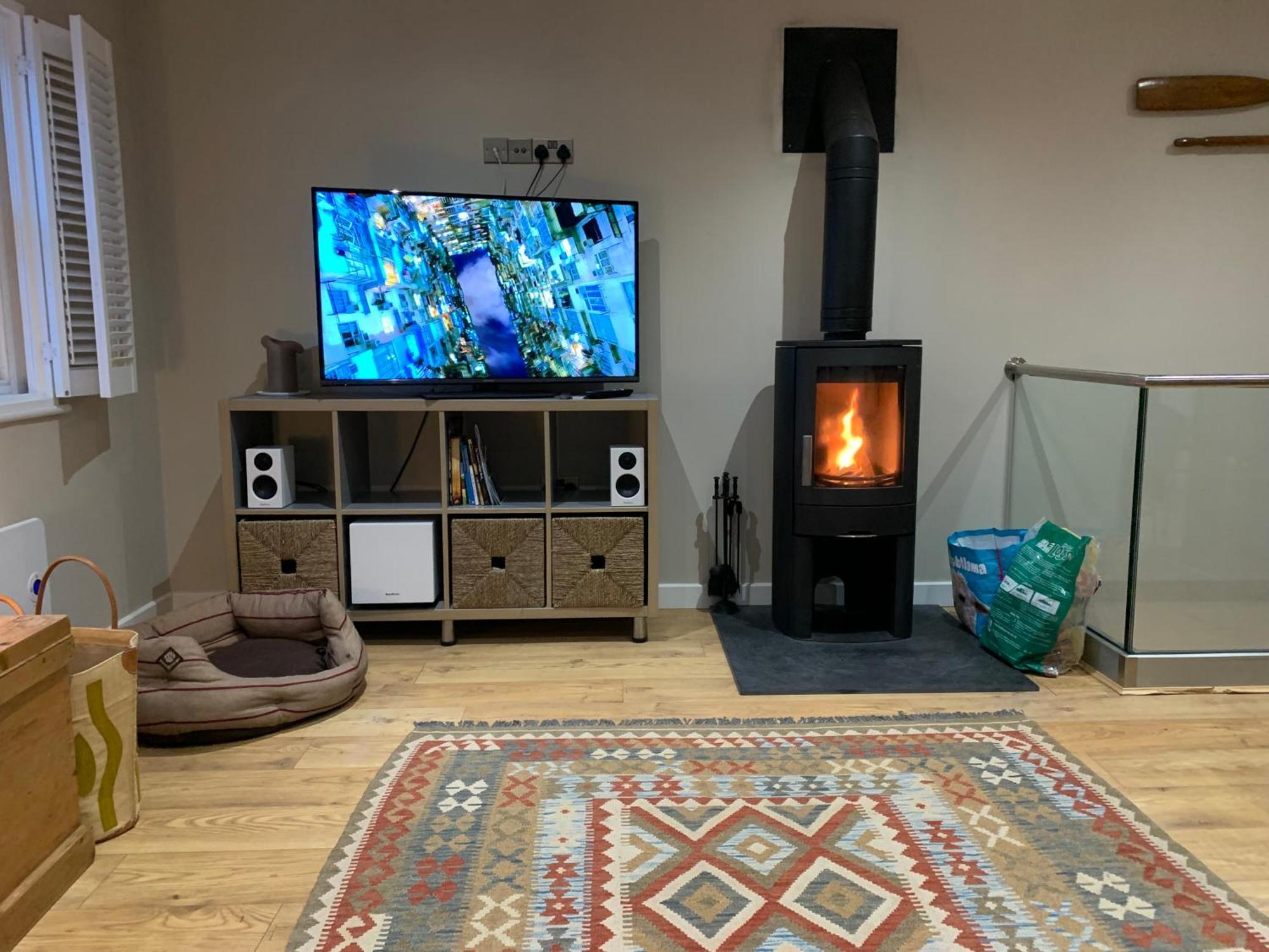 Lovely Flat, Balcony & Woodstove, Parking Close *