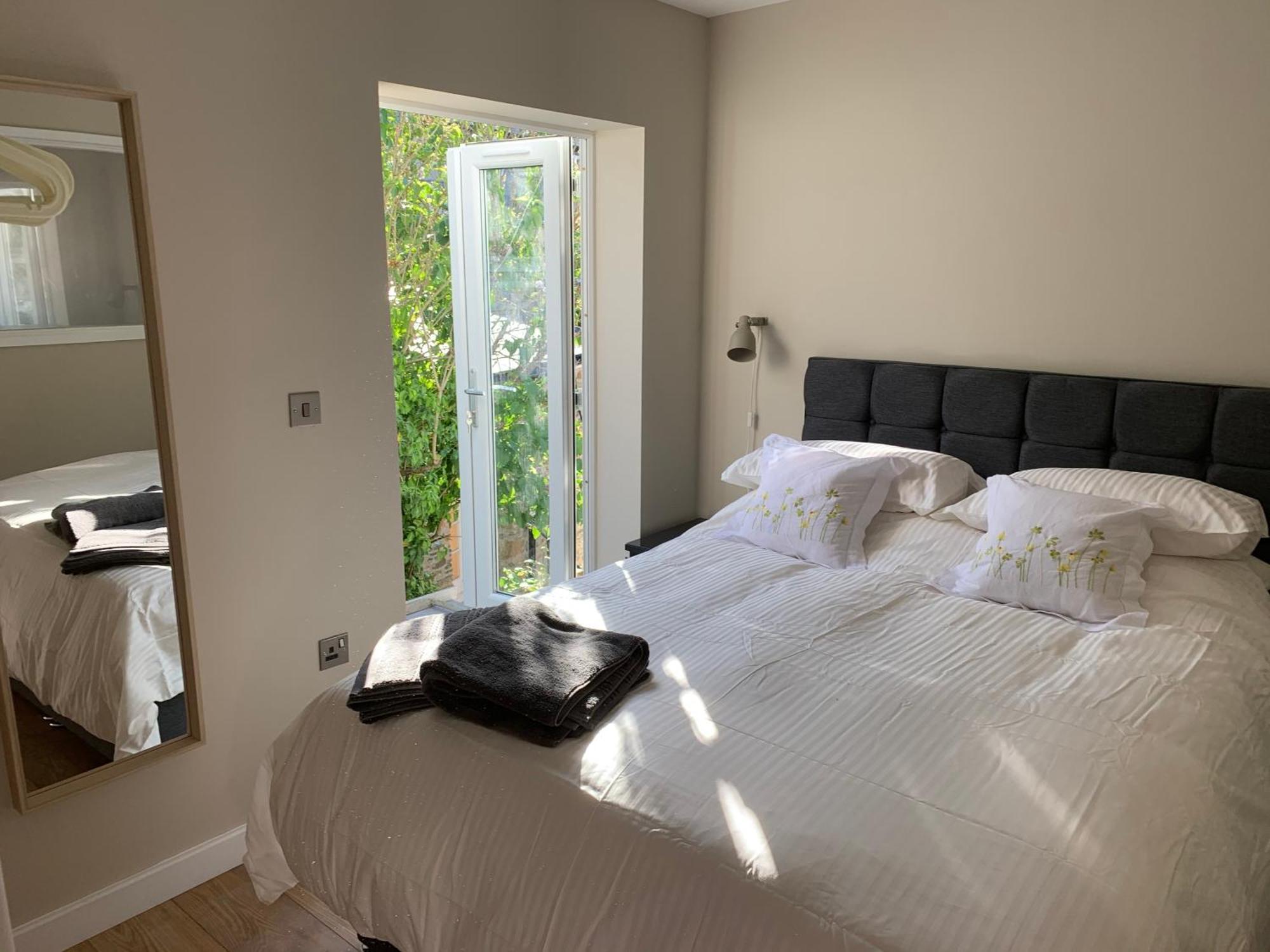 Lovely Flat, Balcony & Woodstove, Parking Close Apartment *