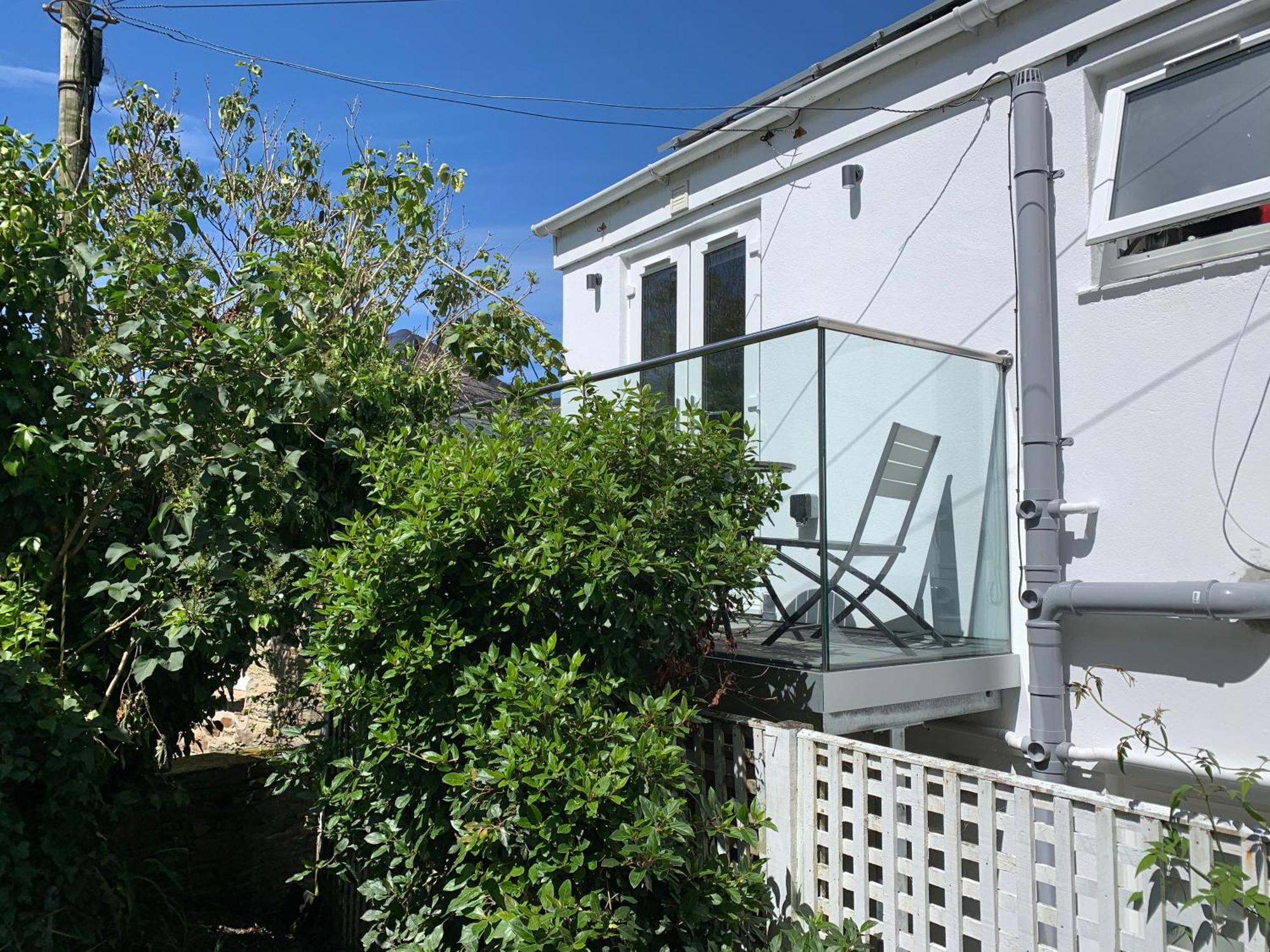 Lovely Flat, Balcony & Woodstove, Parking Close Apartment